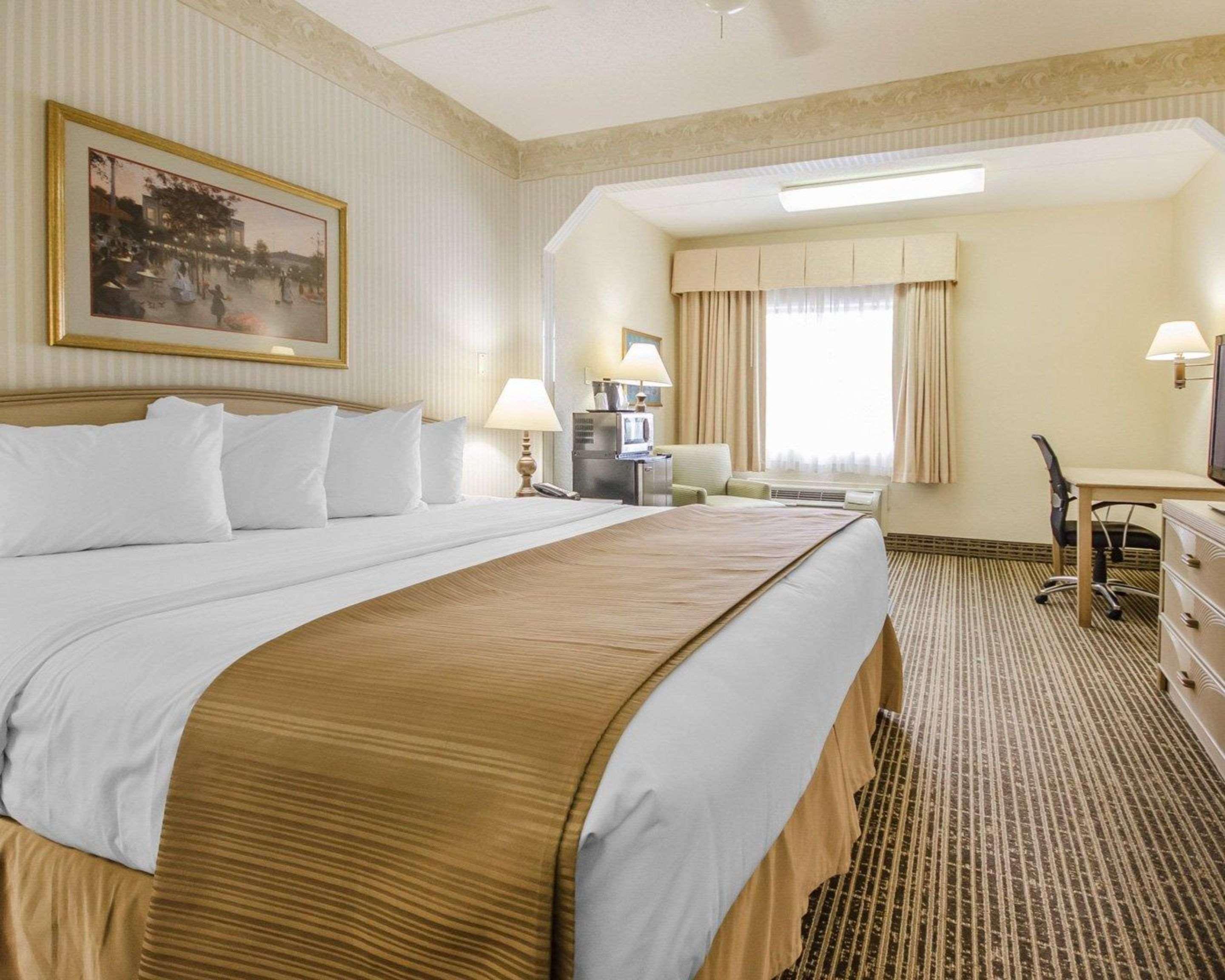 Clarion Pointe East Hotel 2*