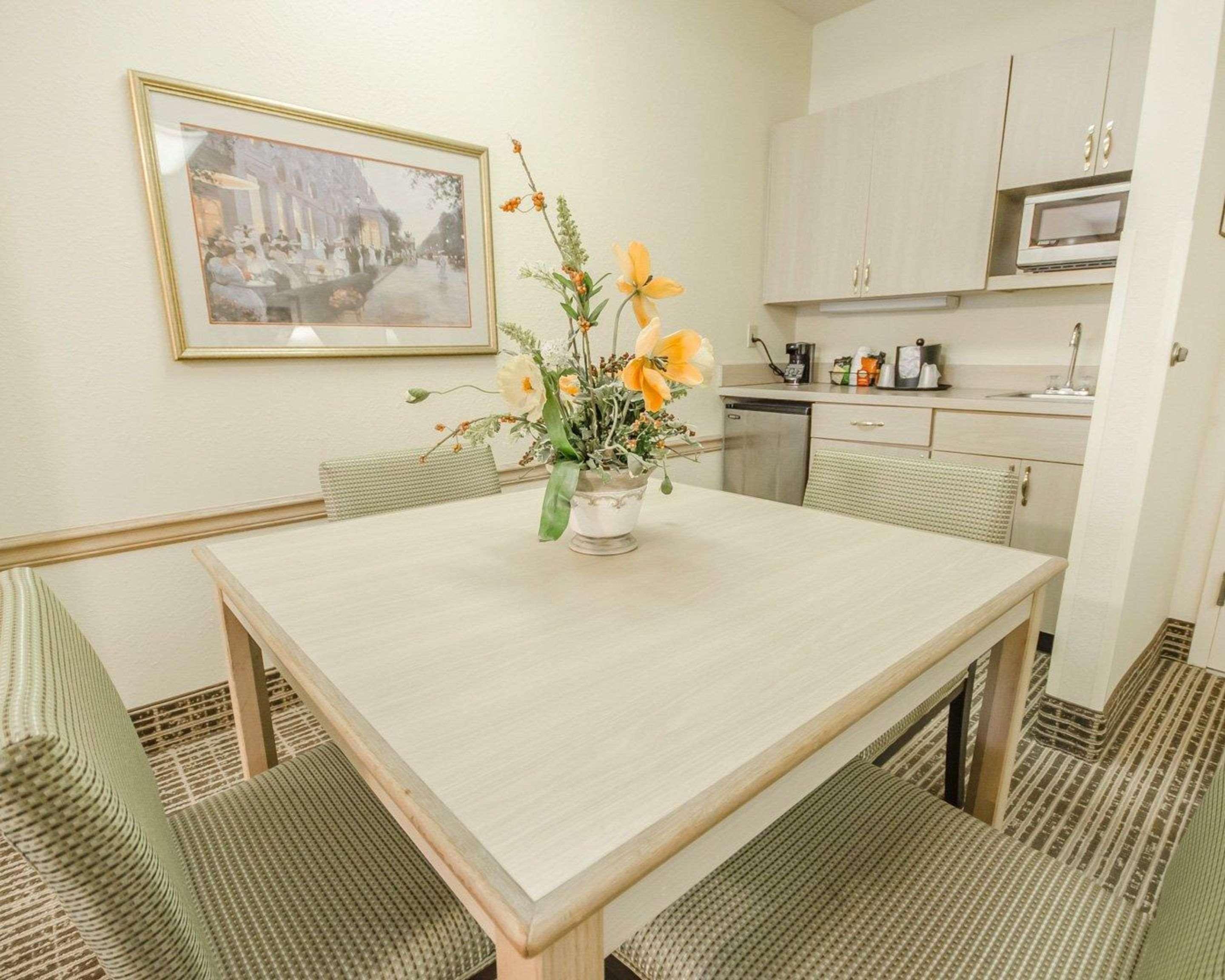 Clarion Pointe East 2* Louisville