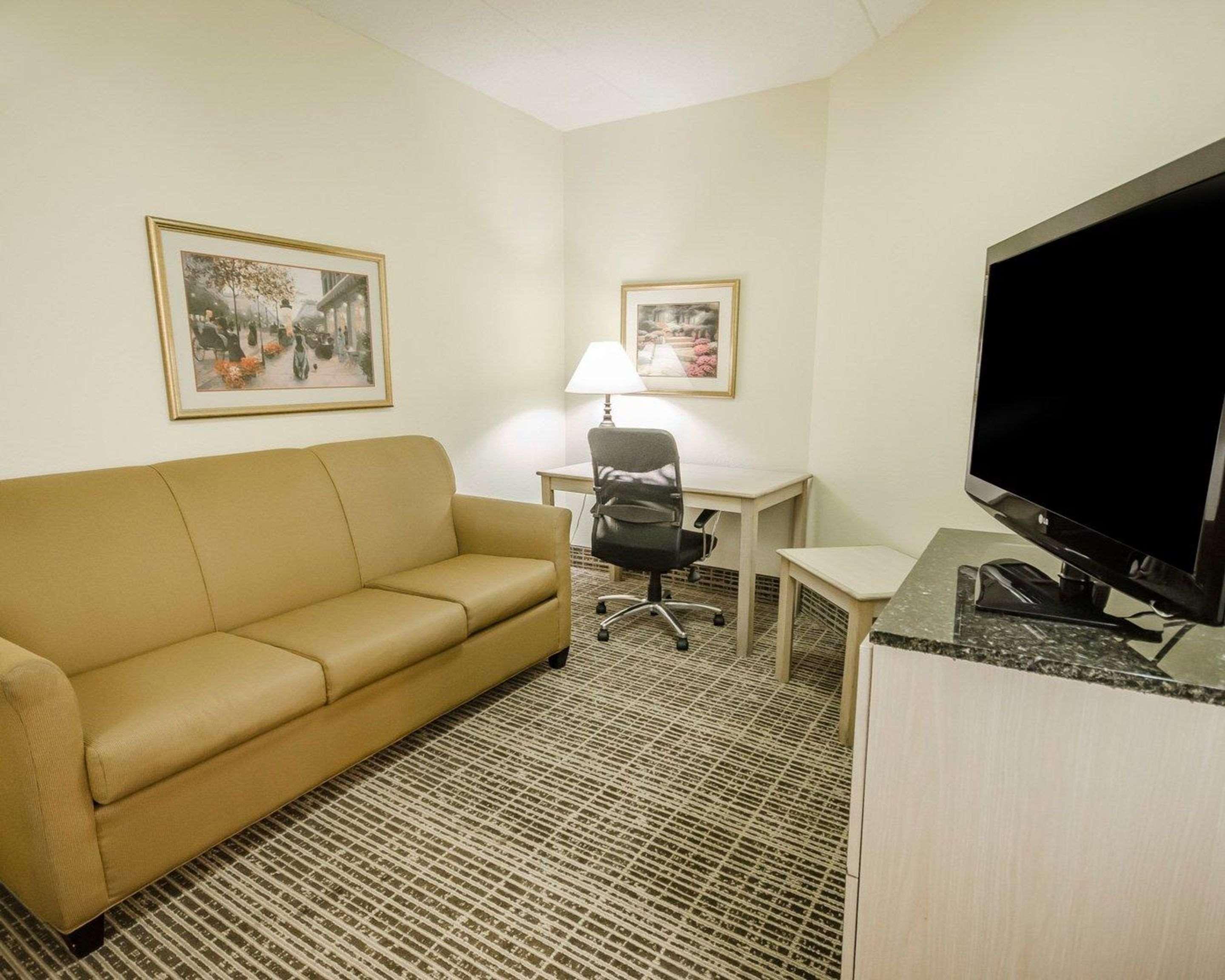 Clarion Pointe East Hotel