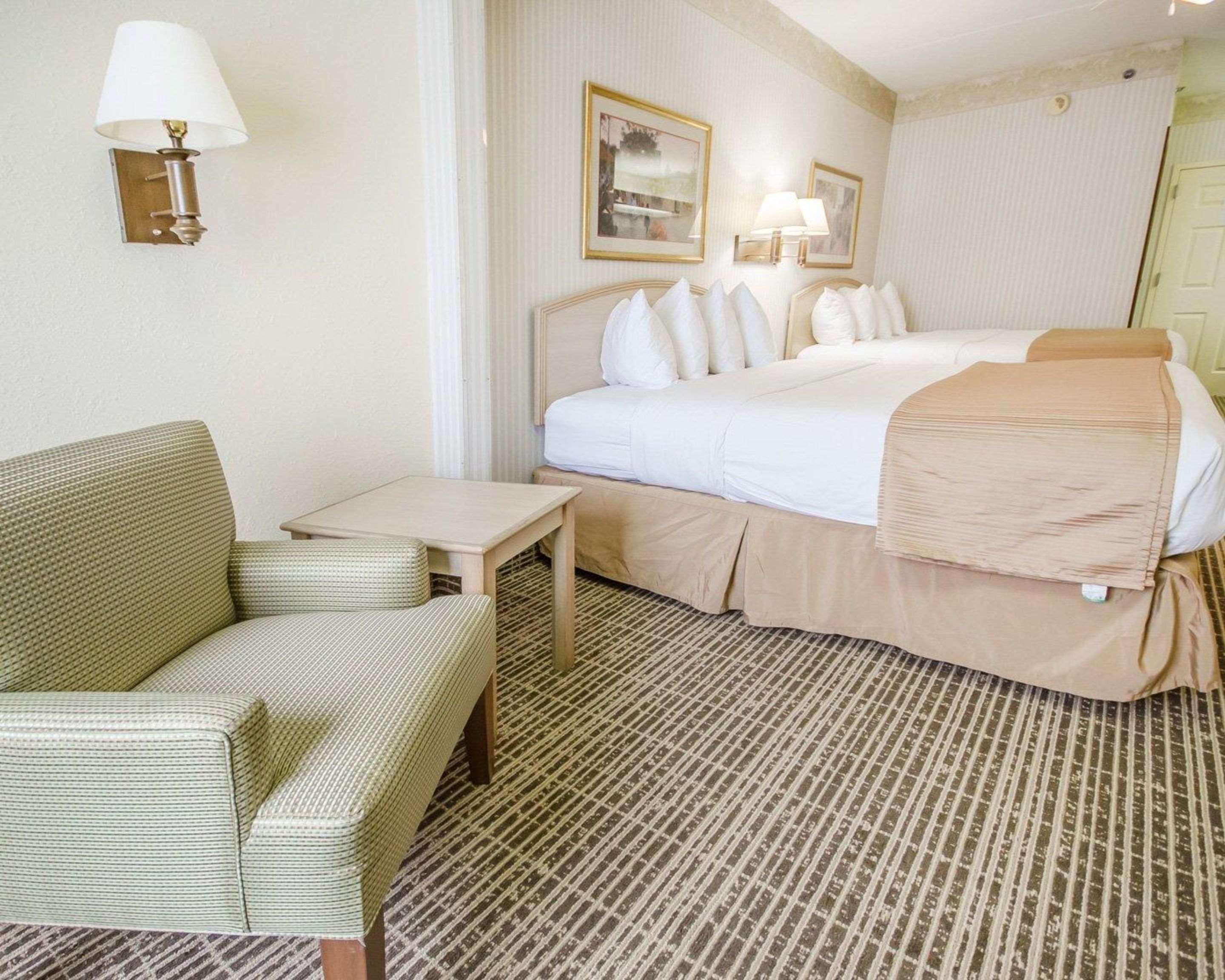 Hotel Clarion Pointe East 2*