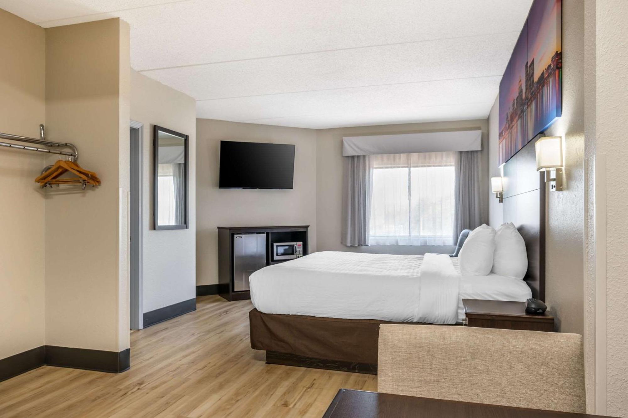 Clarion Pointe East Hotel 2*