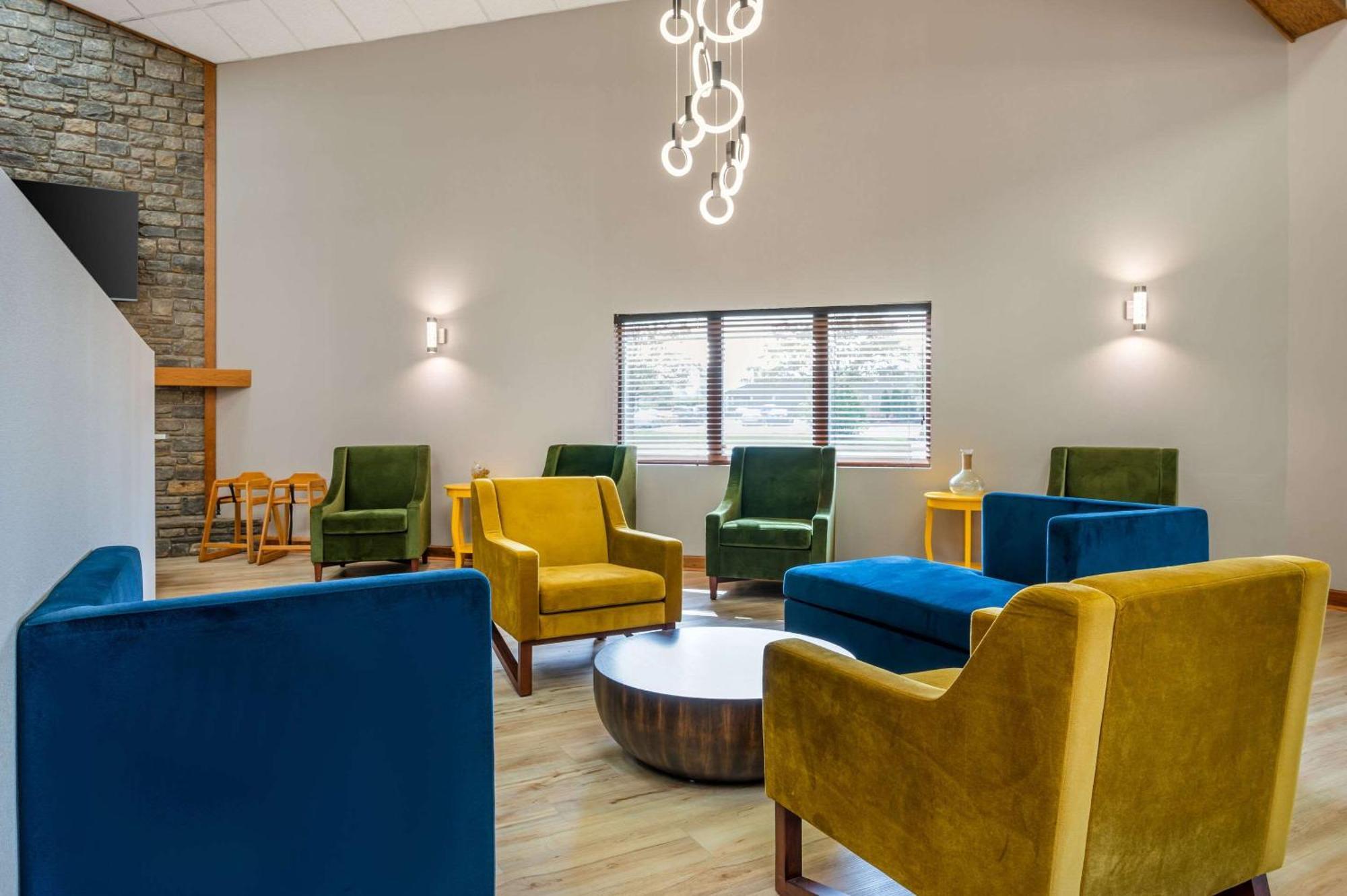 Clarion Pointe East Hotel