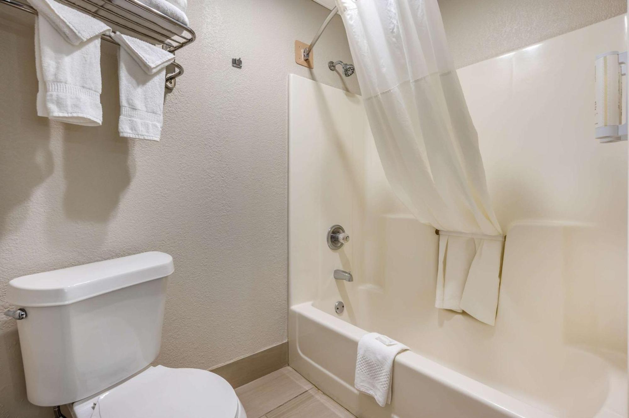 Clarion Pointe East 2*